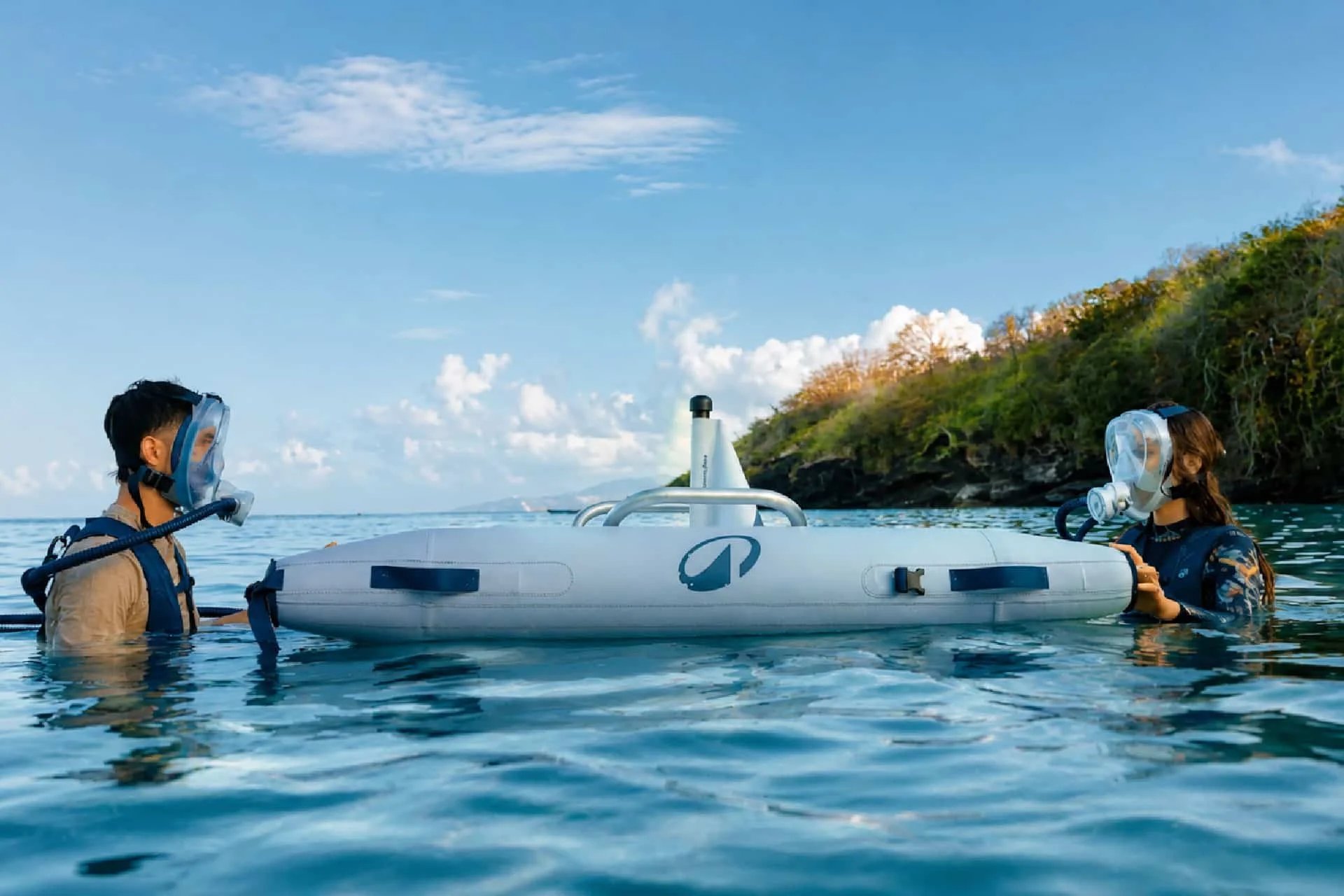 Deux plongeurs en surface avec le Easybreath Dive - Crédit photo : Decathlon